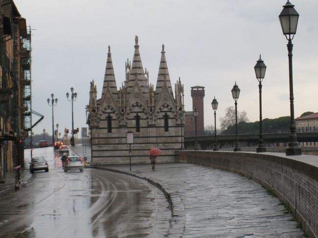 少し雨模様でした。<br /><br />ピサ駅からドゥオーモ広場まで歩きました。<br />土曜の朝だからか、どこも店は閉まり、寂しい感じでした。観光シーズンなら、違ったんでしょうね。<br /><br />アルノ川沿いの道