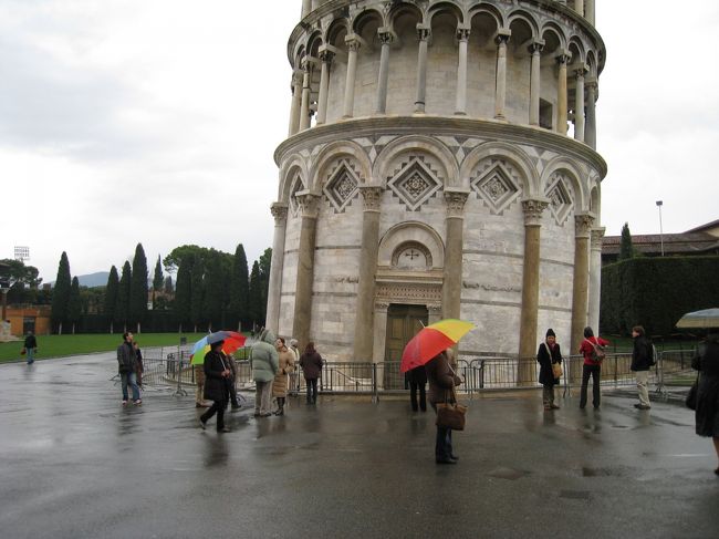 斜塔に登りました。<br /><br />斜塔入口。<br /><br />片方が地面に沈んでます。