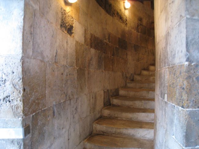 例によって、こういう細い階段を登って行きます。<br />微妙に建物が傾いているので、階段を登っているとき<br />少し違和感を感じました。気のせい？
