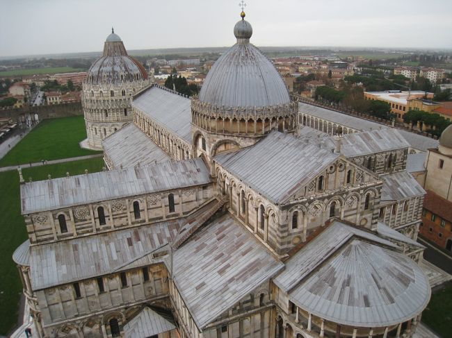 ドゥオーモと洗礼堂を見下ろす。