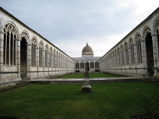 カンポサント（納骨堂）の中庭