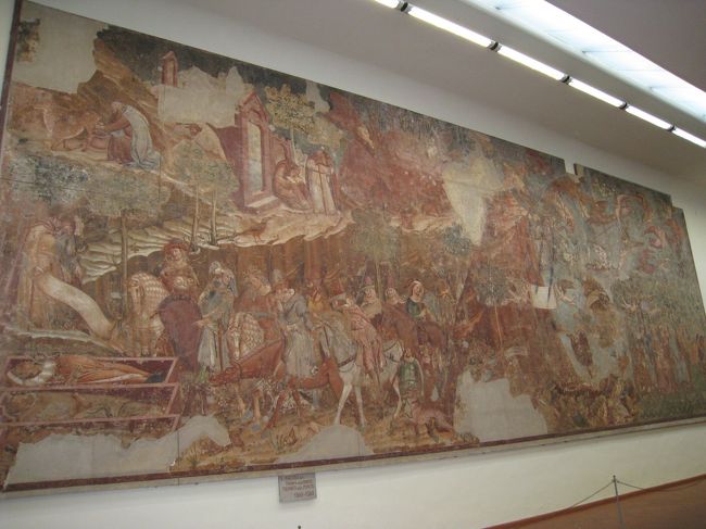 内部では、フレスコ画が見れます。