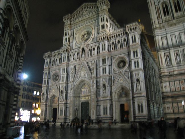 日が暮れるまで、ホテルで休憩し、夜の散歩。<br /><br />夜のドゥオーモ