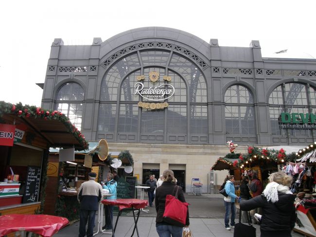 駅を出てすぐのところにもマーケットが開かれていました。