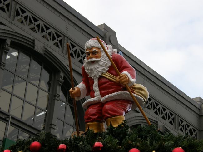お店の屋根にはスキーをするサンタさんが。