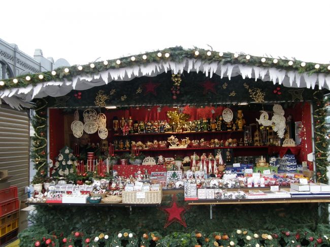 くるみ割り人形やキャンドルなどクリスマスグッズが所狭しと並べられていますよー。