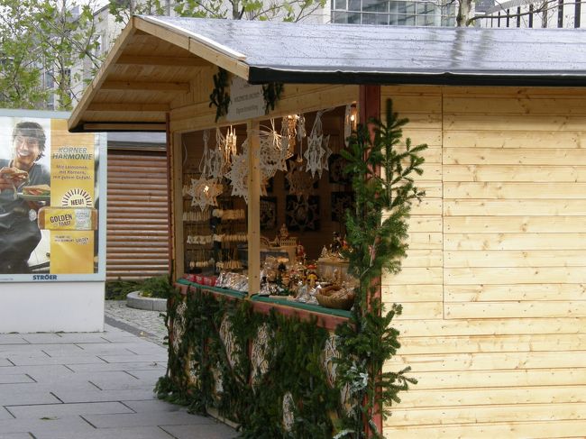 駅前からシュトリーツェルマルクトへの途中にもお店が並んでいますよー。