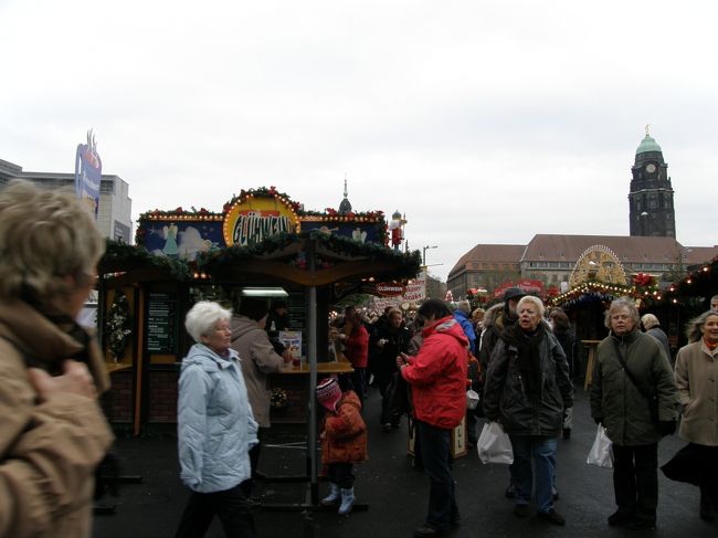 シュトリーツェルマルクトにやってきました。<br />さすがにここは昼間でも混雑しています。