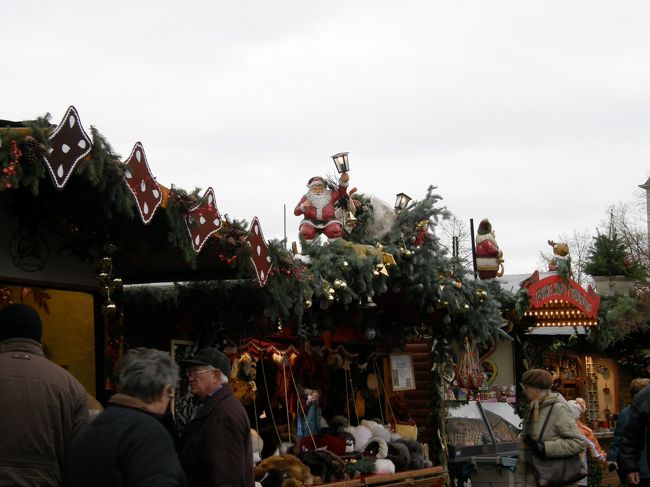 実はかなり凝っている屋根飾り。