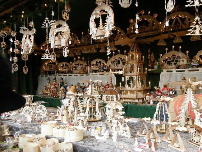 シュビップボーゲンのお店。<br />窓飾り、ピラミッドなどの木工細工を扱っています。