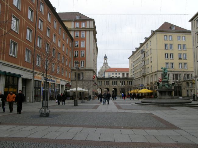 さぁ、今度はフラウエン教会やドレスデン城の方に行ってみましょう！<br />奥にうっすらフラウエン教会が見えています。