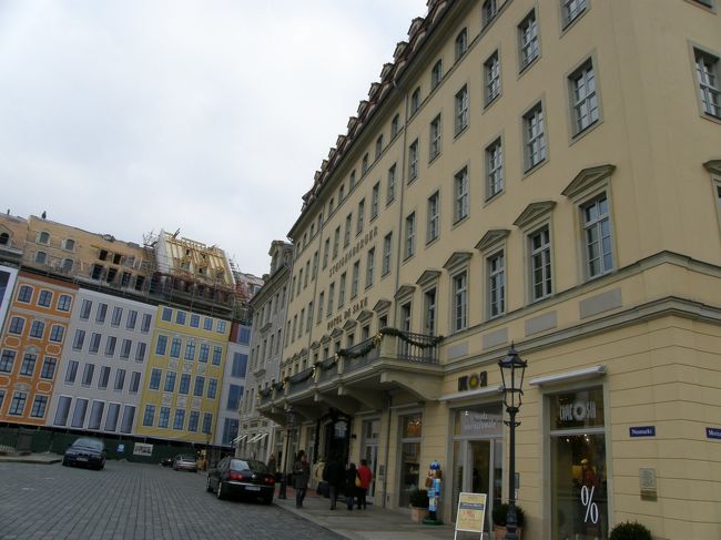 きれいな街並み、と思ったら修復中の建物には幕がかけられています。<br />