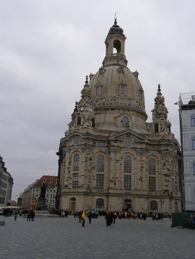 世界最大のパズルと呼ばれ、再建されたフラウエン教会。<br />残念ながら夜のコンサートのリハーサル中で中に入ることはできませんでした。