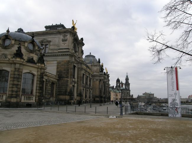 エルベ川沿いのブリュールのテラスと呼ばれるエリアにやってきました。<br />･･･川沿いはより一層寒い！