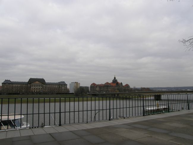 対岸はノイシュタット(新市街)