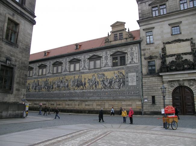 見えてきました、君主の行列。<br />25000枚ものタイルで作成されたとても大きな壁画。<br />奇跡的に戦災を免れたものでもあります。