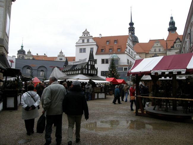 ドレスデン城の中には中世のマーケットが。<br />