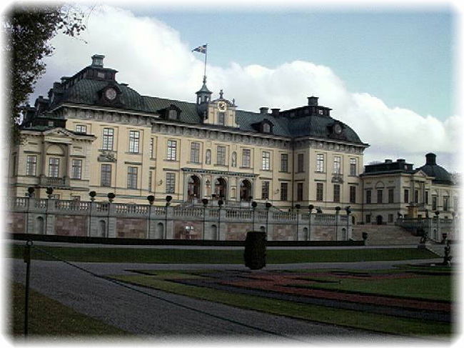 ドロットニングホルムス宮殿。<br /><br />一般公開は９月までなんだって。<br /><br />知っていたけれど、せっかく来たんだし、<br />外からでも見てまわろうと<br />思ってここまできました。