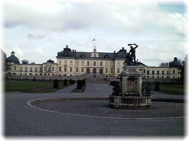 正面から見た宮殿はとてもかっこいい。<br /><br />でも、ベルサイユみたいに<br />人はいっぱいいないね。