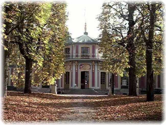 ドロットニングホルムス宮殿の<br />敷地内にある中国の館とか、アジアの館とか<br />いう建物。<br /><br />ここは年中公開されていた。