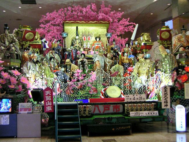 八戸のお土産市場にあったお雛様。<br /><br />八戸から新幹線で大宮へ戻った。