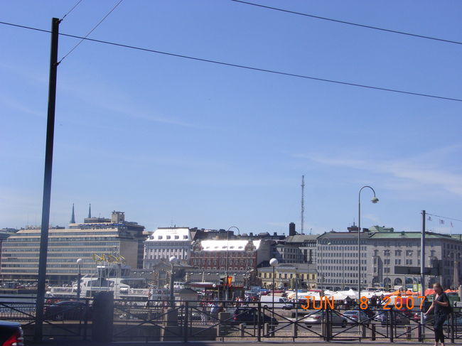 P:港<br /><br />さて、スオメンリンナからマーケット広場へ戻ってきました。<br /><br />丁度お昼、暑いです。<br /><br />ココからすぐの、ウスペンスキー寺院へ向かいます。