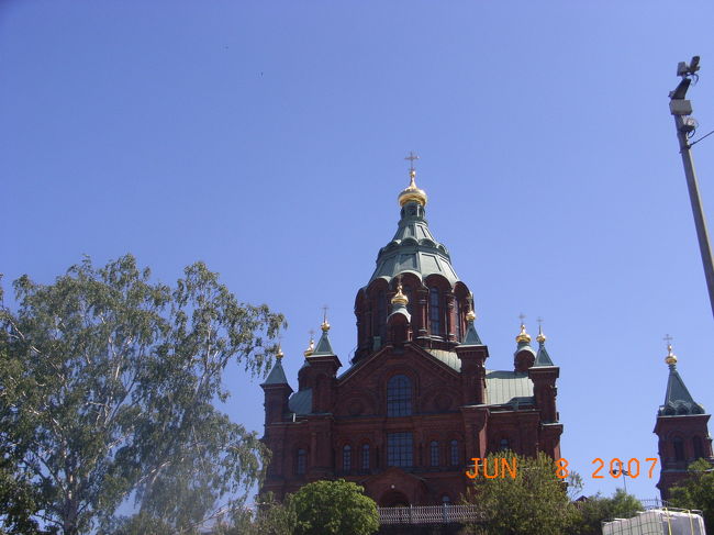 P:ウスペンスキー寺院<br /><br />もう、見えるところにあります☆<br />赤レンガ造りの、教会です。