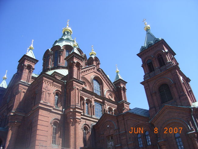 P:ウスペンスキー寺院<br /><br />北欧最大の、ロシア正教の教会です。<br />ロシア人建築家のゴルノスタイェフによって、1866年に建てられました。<br /><br />ファインダーに納めようと、下から見上げて撮りました。大きいです〜圧倒されます。<br /><br />でも、たまねぎ頭が付いているとかわいらしくも見えるような・・・♪<br />ココにも、黄金のクーポラが。<br /><br /><br /><br /><br />