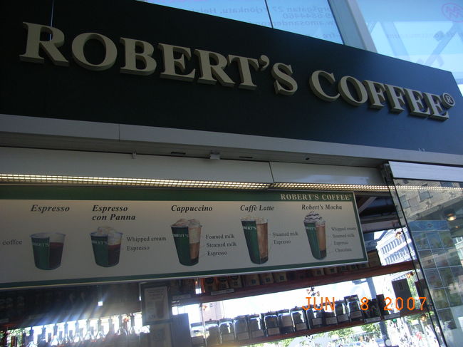 P:ROBERT'S COFFEE<br /><br />いわゆる、フィンランド版Starbucks？とでも言いましょうか、到る所で見かけました。<br /><br />Kappi駅へ戻る途中、あまりに喉が渇いたのでオーダー！<br /><br />シロップ？リキュール？がたくさん並んでいて、気になったのですが・・・<br />