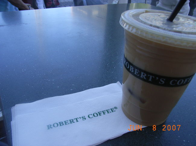 P:アイスラテ<br /><br />アイスカフェラテwithヘーゼルナッツシロップをオーダー♪（EUR3.5）<br /><br />英語があまり通じず？、とりあえず分かってもらえたのがヘーゼルナッツ。。。<br /><br />普通においしかったですｗ一気飲みｗｗ