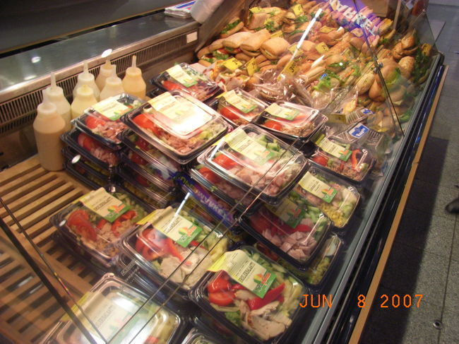 P:Food shop<br /><br />バス発車の13：30まで少し時間があるので、ランチを品定め。駅内は、品物・食べ物豊富です。<br /><br />ポルヴォーまでは約1時間かかるので、車内でランチとしましょう♪