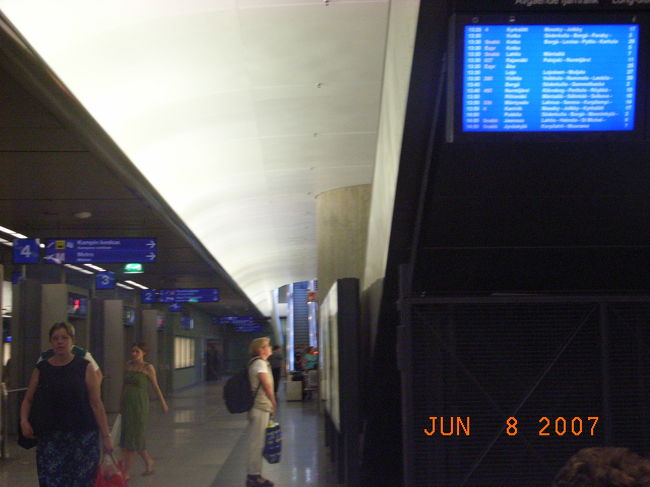 P:バスターミナル<br /><br />エスカレーターでB1Fのターミナルへ。<br />きれいで清潔感がありましたね。<br /><br />テレビ画面には、時刻・路線番号・行き先等写っていました〜フィンランド語のみｗ<br /><br />各路線のところにも、番号とともに時刻・行き先が示されているので問題なし！<br /><br />・・・だったはずなのですが。<br />何故か？待っていた停留所にはバスが来ず。隣には既に待機していましたが。<br /><br />・・・嫌な予感ｗ<br /><br />危ない・危ない！乗るべきバスは、その隣のバスでした！！運転手さんとのアイコンタクトで、どうにかセーフ。無事バスに乗れました（笑）