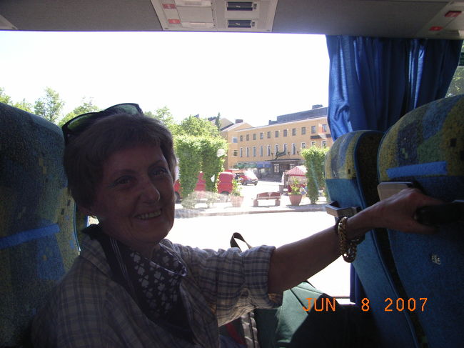 P:隣のおばさま<br /><br />車内で、通路を挟んで隣に座っていたおばさま。<br /><br />40分近く経ち、もうそろそろポルヴォー？という頃、『バス停はどこ？もうすぐ？』と落ち着かない私を見て、<br />「あと少しだけど、まだよ。近づいたら私が教えてあげるから、落ち着いて座っていなさい（笑）」<br /><br />と（汗）<br />とても親切なおばさま♪<br />この方は、私のひとつ前の小さな停留所で降りて行かれました。