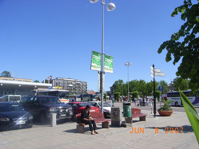 P:バスターミナル<br /><br />「フィンランドで2番目に古い町」<br />というのでもっと古都のイメージだったのですが、意外と近代的ですね。<br /><br />ポルヴォーは、マンネルヘイム通りを挟んで旧市街と新市街に分かれているようです。<br />バスが到着したのは新市街の方でした。<br /><br />ということで、通りの方へ向かい、旧市街へ〜<br />まずは、マンネルヘイム通りを渡ってすぐの【i】を目指します。そこで、パンフレットと地図をゲット。