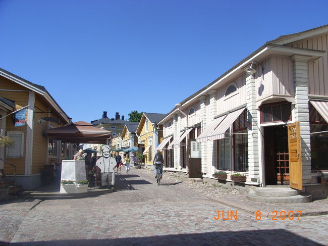 P:旧市街<br /><br />さて。<br />バスターミナルから数分歩いて、すぐに旧市街へ。<br />「旧市街」というこで、よくある？クラシカルな町並みを想像していたのですが、さすがデザイン国・フィンランド☆カラフルな家々が並んでいました。<br /><br />