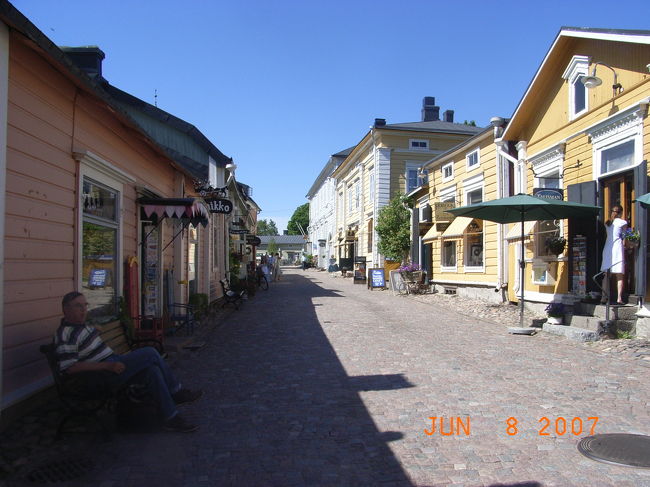 P:旧市街<br /><br />黄色にピンクの壁なんて♪