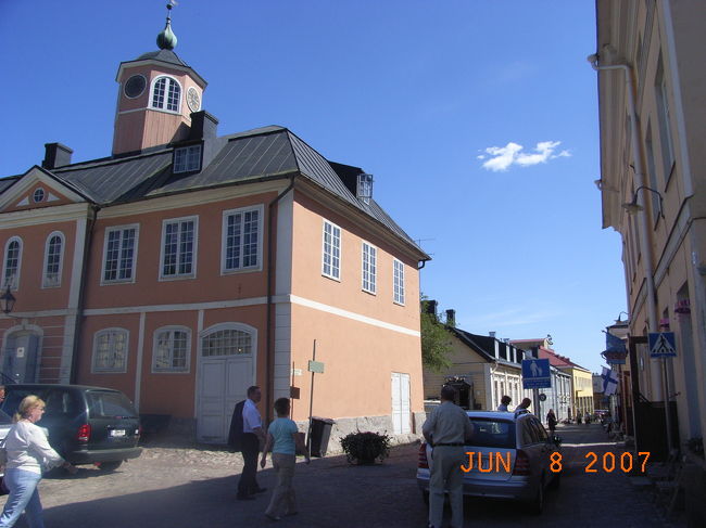 P:エーデルフェルト・ヴァルグレン美術館（左）<br /><br />画家;エーデルフェルト<br />彫刻家;ヴァルグレン<br /><br />ここポルヴォーは、彼らの住んでいた町でもあるようです。<br /><br />中へは入らず。ピンク色が可愛かったのでｗ<br /><br /><br />散策続きます〜