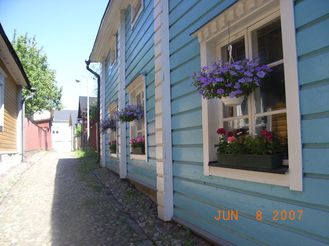 P:路地裏<br /><br />カラフルな花と壁の色に、思わずシャッターを！<br /><br />疲れも吹っ飛んでしまうような色鮮やかさ。