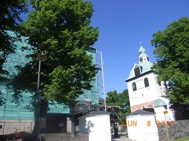 P:ポルヴォー大聖堂<br /><br />旧市街の中で一番高い場所にある、町のシンボル的存在。<br /><br />残念ながら、修復工事中で内部見学不可。外部も覆われていました。<br />写真は、隣に立つ小さな教会です。<br />