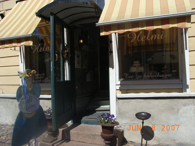 P:Helmi Tea and Coffee Room<br /><br />お茶したくて何気なく入ったカフェ。<br />at16:00<br /><br /><br />ただのカフェと思ったら･･･<br />紅茶に珈琲、チョコレートサロン。<br />中庭もあり、階上はお祝い事やハネムーンの為の部屋となっているようでした。（収容人数200人？！）<br /><br />http://www.cafehelmi.net/index.htm