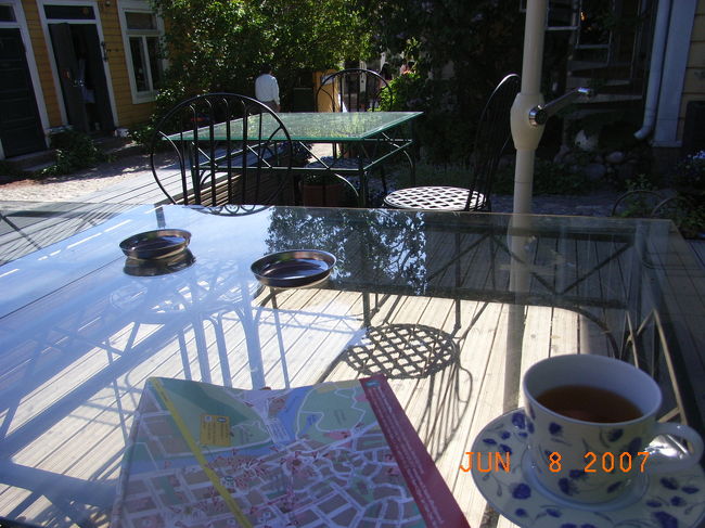 P:＠中庭<br /><br />こんなかわいいデッキでは、紅茶の気分です。<br />[EUR2.5]<br /><br />ケーキもたくさんの種類があり迷いましたが、先ほどのサーモンランチが意外とボリュームあったようで･･･<br /><br /><br />かなり天候もよく、歩いて・歩いてちょっとお疲れ気味。<br /><br />少しマッタリ。。。