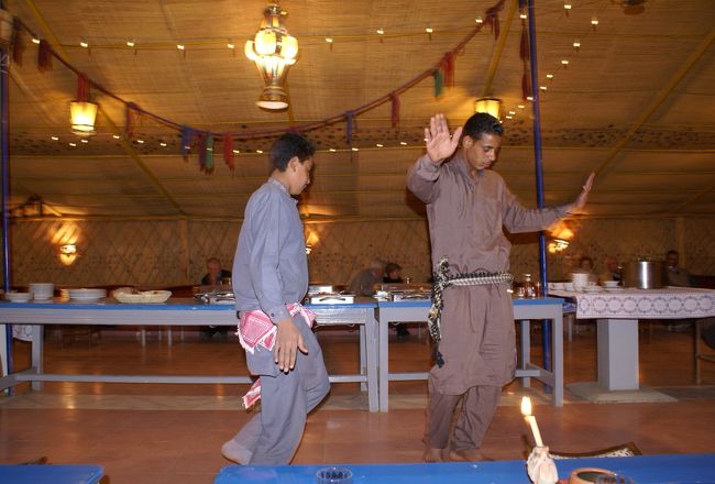 左側の彼はまだジュニアでしょうか？姿勢を低くして独特のリズムに合わせて踊っています。<br />