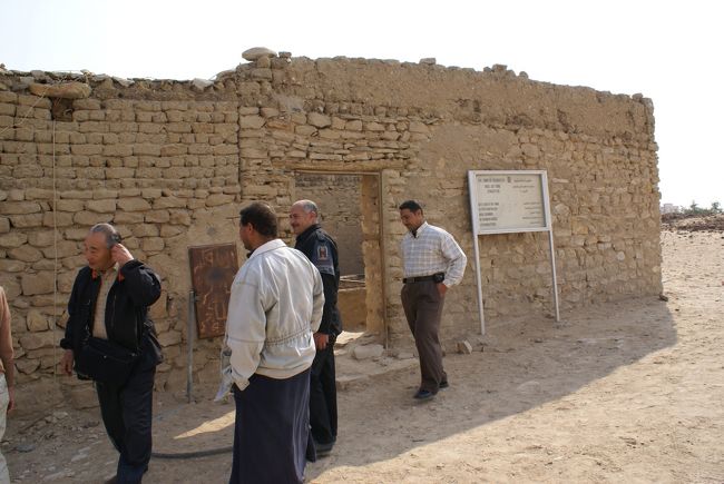 こちらも墳墓です。地下に下りるのが結構大変なのですが、壁画が色鮮やかに残っていました。