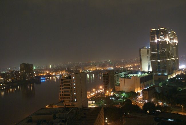 18：56　ナイル河のライトアップ<br />今日の夕食は自由バイキングなので、簡単に食事を済ませて、今日こそラウンジに行ってみることにしました。