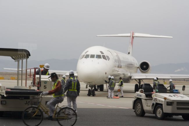 こじんまりとしたバスターミナル。<br />おおっ、飛行機が目の前で停まった。<br /><br />うむー、駐機場での職員の移動は自転車!?