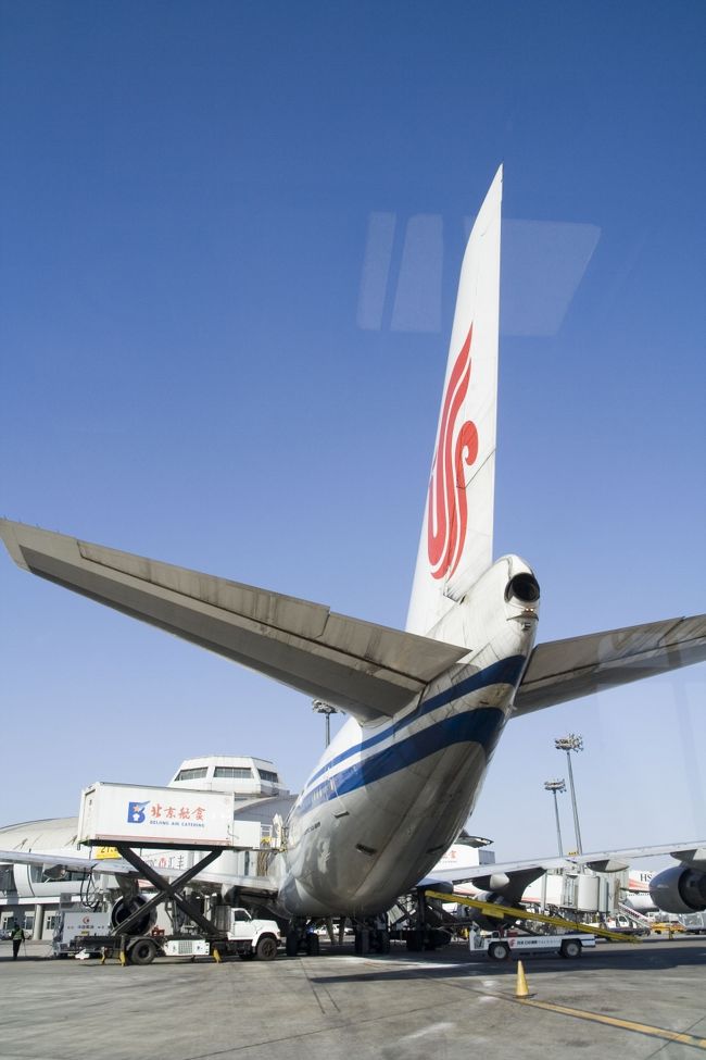 そして北京に到着。<br />こちらも、バスでターミナルへ向かうことに。<br />おかげで、飛行機を間近で見ることができました。