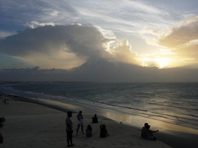 Fev.4, 6pm sunny, 30℃, Duna<br />日の沈み始めたメインビーチ。