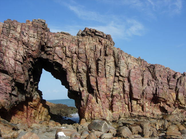 Fev.5, 8am sunny, 30℃, Pedra Furada<br />こちらが有名な「穴の開いた岩」ペドラ・フラダです。近くのビーチに入ることもできます。