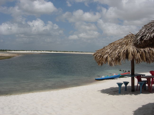 Fev.7, 10:30am sunny, 33℃, Lagoa Azul<br />「青い湖」と呼ばれる砂漠の中の湖。この時期は、水が少なく、どろどろの底がちょっと気持ち悪い。カヌーで周るのがちょうどいい。ベストシーズンは6,7月のよう。　<br />