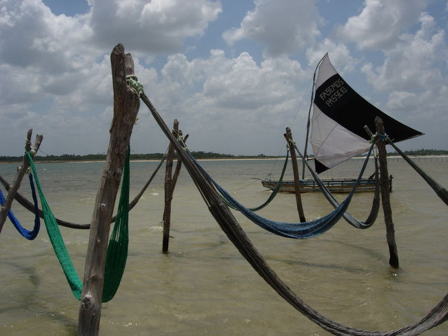 Fev.7, 12am sunny, 34℃, Lagoa do Paraiso<br />「天国の湖」と呼ばれる「青い湖」と隣接した大きい湖。こちらの方が水も多い。ハンモックで飲み物を飲んだりするのは気持ちいい。レストランもなかなかおいしい。